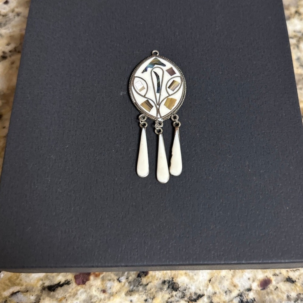 Alpaca Mexico vintage condition abalone and white enamel pendant